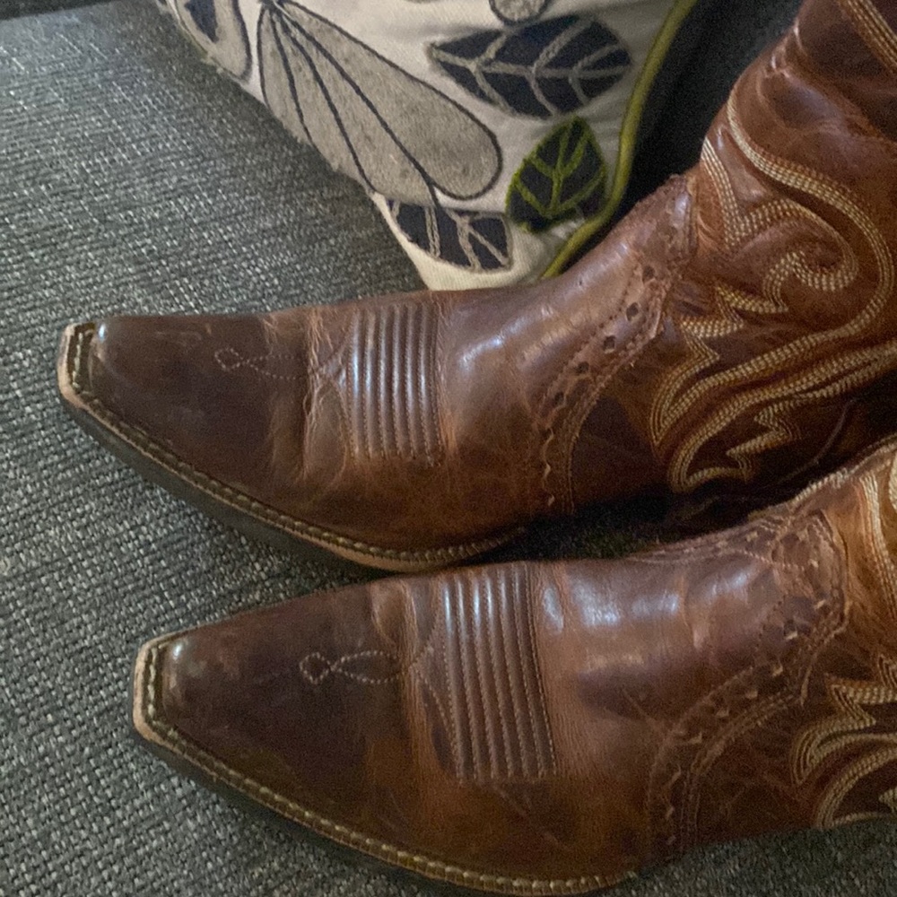 Size 6B Ariat cowgirl boots